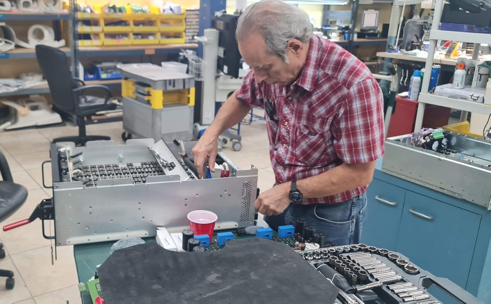 Ingeniero de Nexolibre reparando una placa electrónica