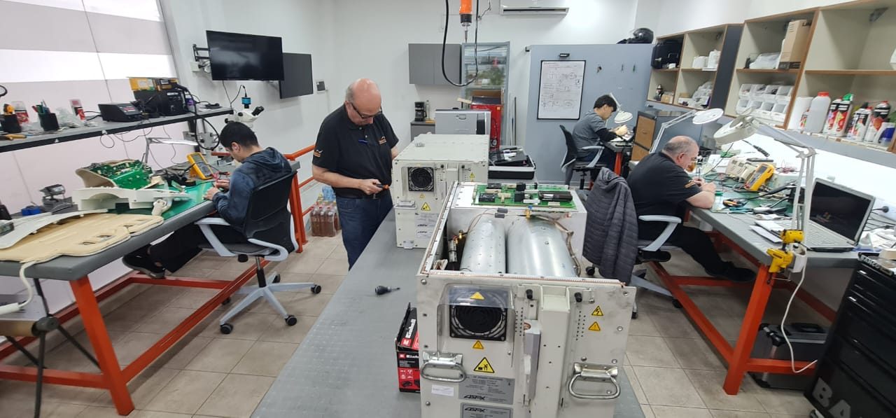 Equipo de ingeniería trabajando en el laboratorio