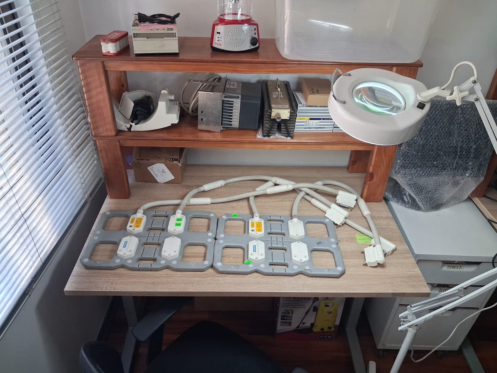 Estación de testeo de partes en el laboratorio de Chile