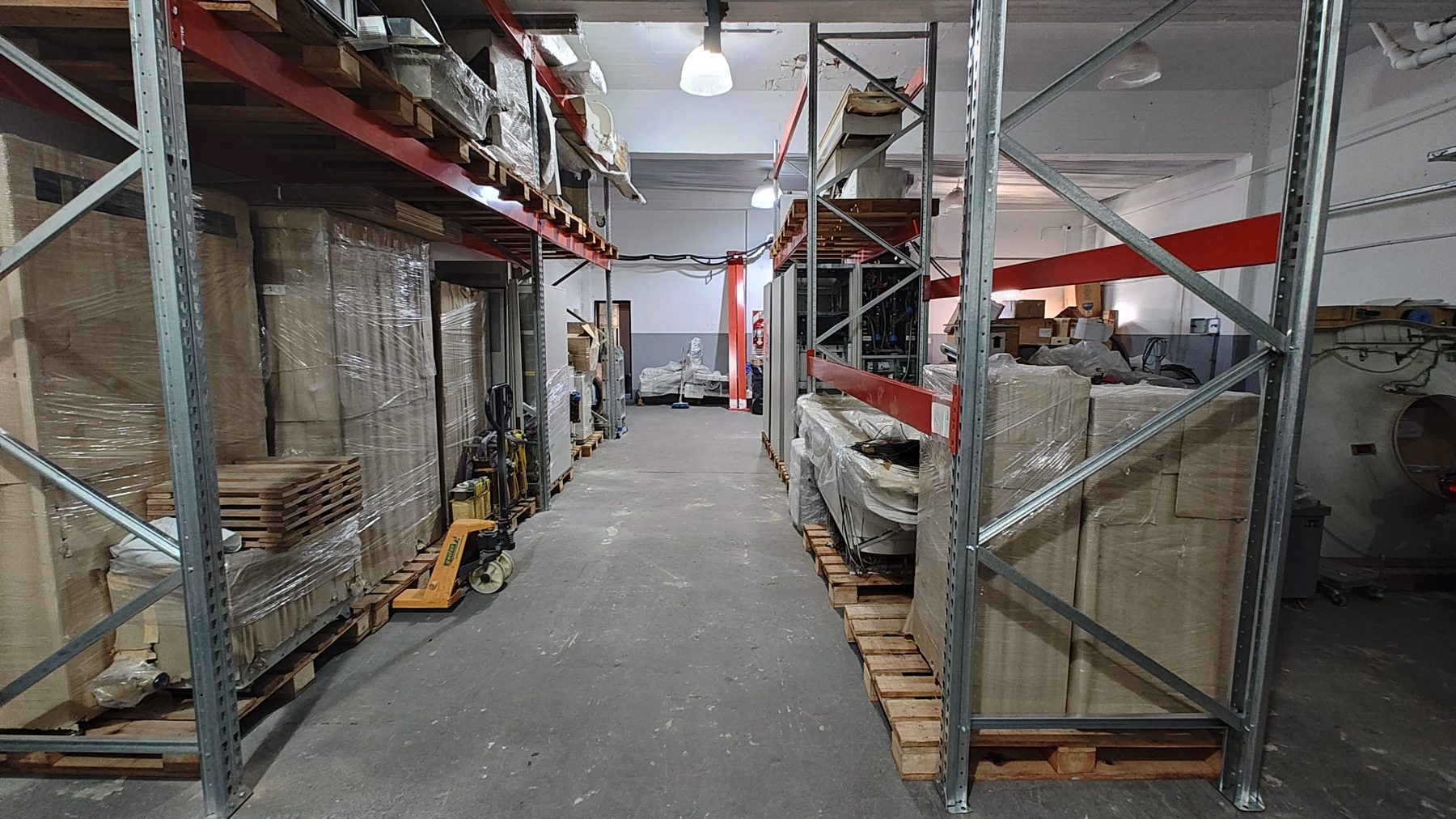 Depósito con estanterías y repuestos MRI/CT en stock