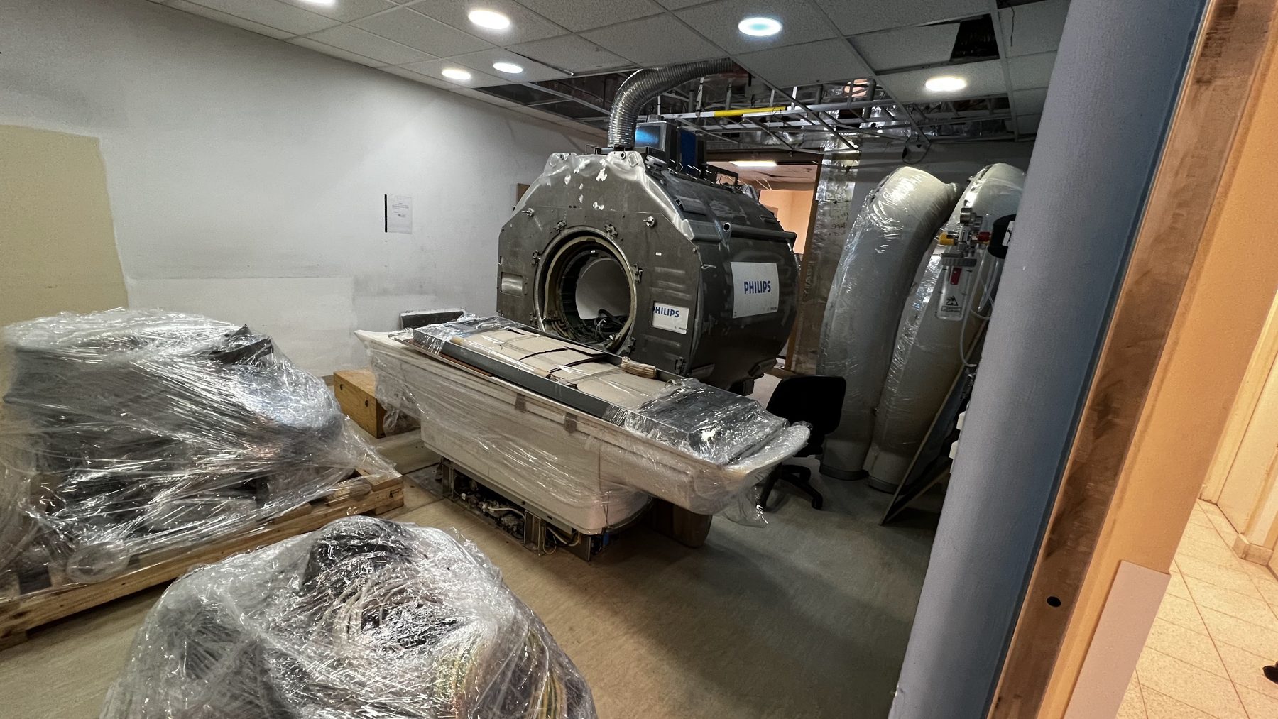 Equipos MRI/CT recuperados y almacenados en depósito