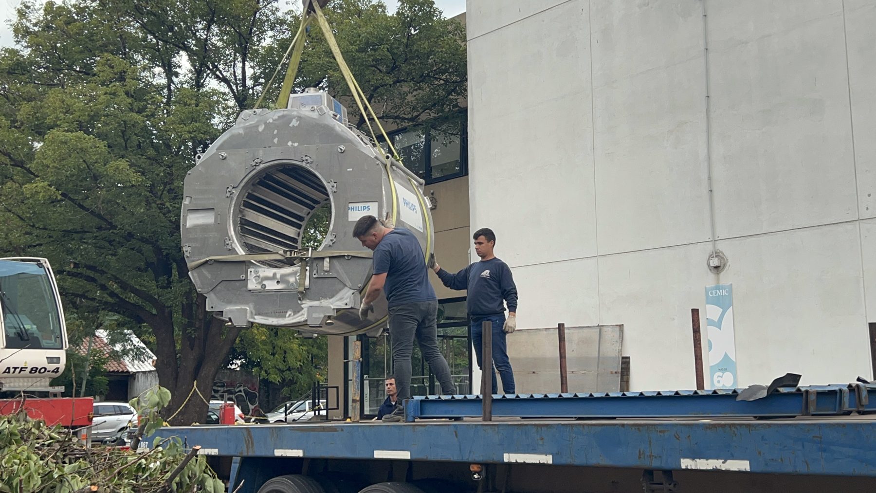 Traslado de un resonador Philips por el equipo de Nexolibre